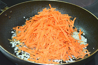 слоеный пирог с курицей жарим морковь